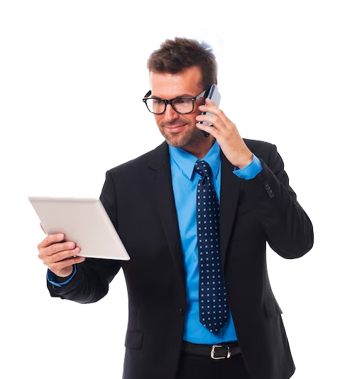 Corretor de imóveis ao telefone enquanto consulta um lançamento no tablet